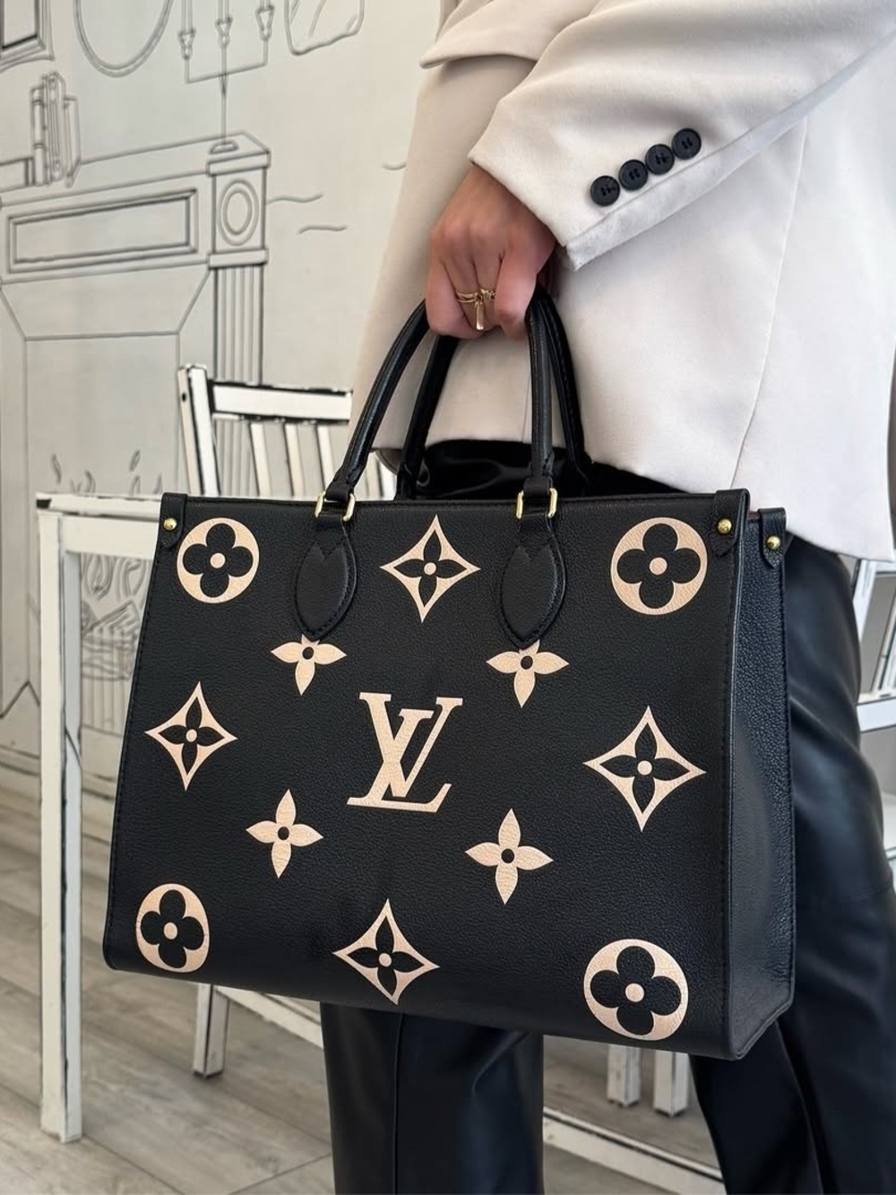 L.v Black & Cream Onthego Monogram Tote